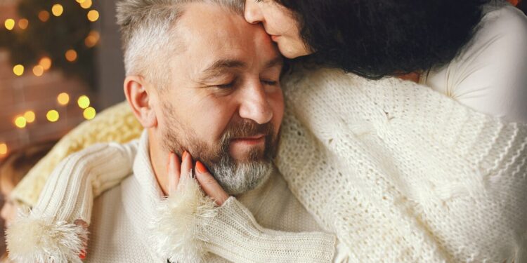 Alldaynews.gr Πάρε αγκαλιά τη μάνα σου, όσο ακόμα προλαβαίνεις. Όσο ακόμα είναι εδώ