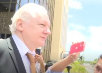 Τζούλιαν Ασάνζ: Επιστρέφει σπίτι του ύστερα από 14 χρόνια νομικών μαχών – «Δεν μπορώ να σταματήσω να κλαίω από χαρά» είπε η σύζυγός του