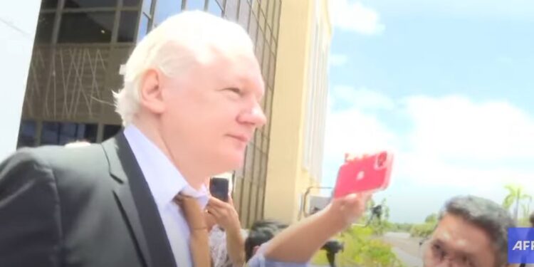 Τζούλιαν Ασάνζ: Επιστρέφει σπίτι του ύστερα από 14 χρόνια νομικών μαχών – «Δεν μπορώ να σταματήσω να κλαίω από χαρά» είπε η σύζυγός του