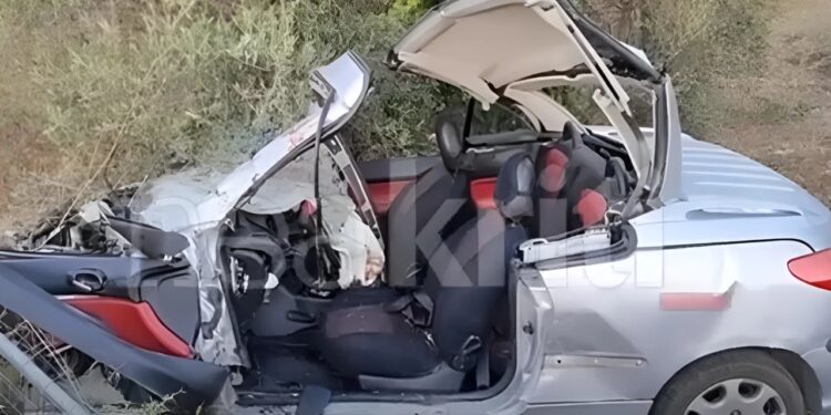 Σοκαριστικό τροχαίο: Διασωληνωμένος 19χρονος μετά από σύγκρουση δύο ΙΧ – Καρφώθηκε σε φορτηγό (φωτο, video)