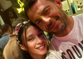 «Πουθενά δεν είναι σαν το σπίτι της μαμάς» – Ο Αγγελόπουλος στο νησί του μαζί με την Δήμητρα