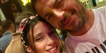 Alldaynews.gr «Πουθενά δεν είναι σαν το σπίτι της μαμάς» – Ο Αγγελόπουλος στο νησί του μαζί με την Δήμητρα