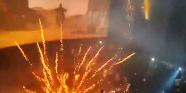 Παραλίγο τραγωδία: Μαθητής με σοβαρά εγκαύματα από βεγγαλικά σε σχολική γιορτή (φωτο)