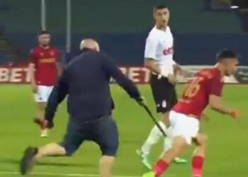 Χάος στο ΤΣΣΚΑ Σόφιας-ΤΣΣΚΑ 1948: Χούλιγκαν πήραν στο κυνήγι ποδοσφαιριστές! (video)