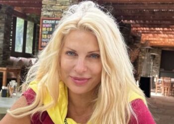 Alldaynews.gr Χωρίς μακιγιάζ και φίλτρα: Η Ελένη Μενεγάκη ποζάρει σαν έφηβη στην Άνδρο όπως δεν την έχουμε ξαναδεί