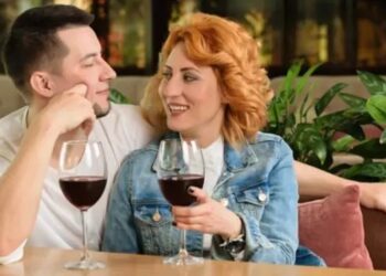 Χωρίσαμε λόγω διαφοράς ηλικίας εγώ 30 εκεινη 42. Παντρεύτηκα άλλη αλλά γύρισα πίσω στην πρώην