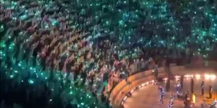 Alldaynews.gr Η απόλυτη μαγεία! Πλάνα από το βίντεο κλιπ του νέου τραγουδιού των Coldplay που γυρίστηκε στο Ηρώδειο