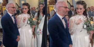 Δάκρυσαν οι πάντες: Ρίγη συγκίνησης προκαλεί η νύφη που μεταφέρει με νοηματική στον γαμπρό τα λόγια του ιερέα