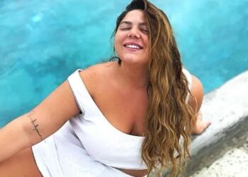 «Σωματάρα, τέλεια πόδια» Η Δανάη Μπάρκα «έσκασε» έτσι σε παραλία της Μυκόνου και την αποθέωσαν όλοι