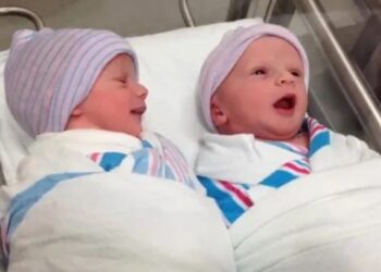 «Λιώνει» το διαδίκτυο: Δίδυμα «πιάνουν κουβέντα» μόλις μια ώρα μετά την γέννησή τους