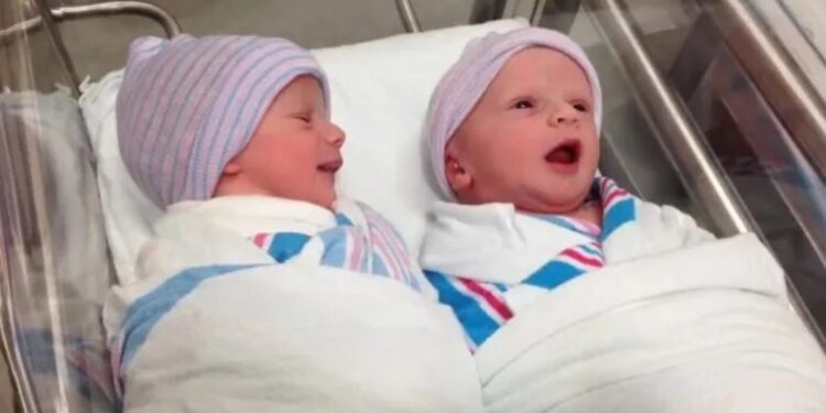Alldaynews.gr «Λιώνει» το διαδίκτυο: Δίδυμα «πιάνουν κουβέντα» μόλις μια ώρα μετά την γέννησή τους