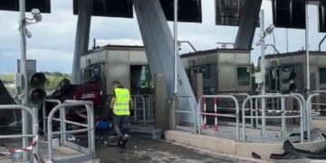 Alldaynews.gr ΙΧ έπεσε με μεγάλη ταχύτητα πάνω σε οχήματα στα διόδια – Ανασύρθηκαν νεκροί και τραυματίες (φωτο, video)