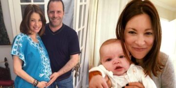 Έγινε μητέρα στα 53 και στέλνει ένα αισιόδοξο μήνυμα σε όσες πιστεύουν ότι είναι πολύ αργά για να κάνουν παιδί