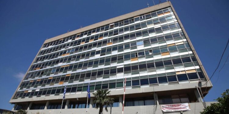 Alldaynews.gr Έκτακτο: Λιποθύμησε φοιτητής την ώρα της εξεταστικής στη Νομική του ΑΠΘ λόγω καύσωνα