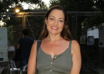 «Δεν έχω φίλτρα, δεν είμαι τέλεια, αλλά νιώθω υπέροχα»: Κλείνει «στόματα» στα 51 της η Ελένη Καρακάση