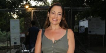 «Δεν έχω φίλτρα, δεν είμαι τέλεια, αλλά νιώθω υπέροχα»: Κλείνει «στόματα» στα 51 της η Ελένη Καρακάση