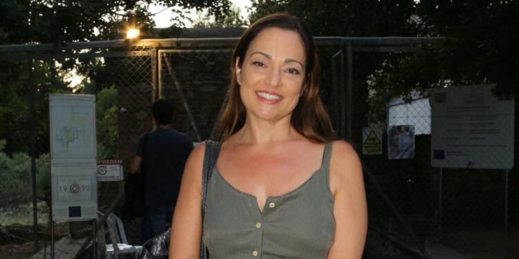 «Δεν έχω φίλτρα, δεν είμαι τέλεια, αλλά νιώθω υπέροχα»: Κλείνει «στόματα» στα 51 της η Ελένη Καρακάση