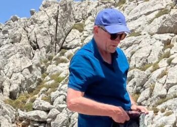 Θρίλερ στη Σύμη με τον παρουσιαστή του BBC: Το μονοπάτι 1 χλμ. που ξεκλειδώνει το αίνιγμα της εξαφάνισης