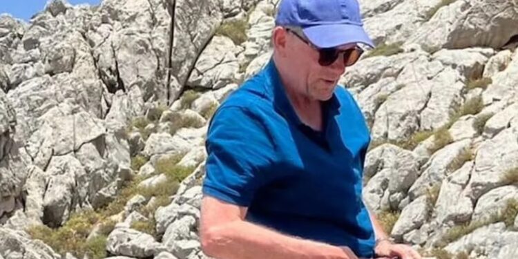 Alldaynews.gr Θρίλερ στη Σύμη με τον παρουσιαστή του BBC: Το μονοπάτι 1 χλμ. που ξεκλειδώνει το αίνιγμα της εξαφάνισης