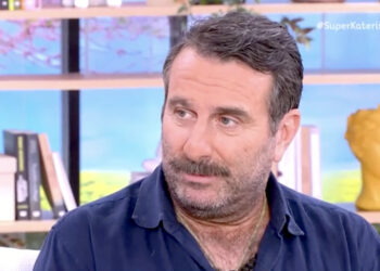 «Μου ζήτησε να βρω 12 ανθρώπους με ανάγκη»: Ο βουλευτής που μοιράζει κάθε μήνα τον μισθό των 6.000€ (video)