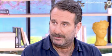 Alldaynews.gr «Μου ζήτησε να βρω 12 ανθρώπους με ανάγκη»: Ο βουλευτής που μοιράζει κάθε μήνα τον μισθό των 6.000€ (video)
