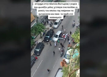 Ατύχημα στην πλατεία Βικτωρίας: Σε σοκ η οδηγός φωνάζει που μόλις χτύπησε παιδάκι, οι γονείς του της παίρνουν το αυτοκίνητο και πάνε το παιδί στο νοσοκομείο