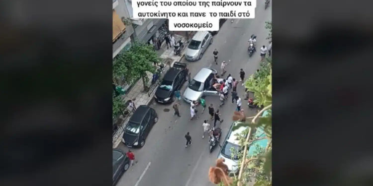 Ατύχημα στην πλατεία Βικτωρίας: Σε σοκ η οδηγός φωνάζει που μόλις χτύπησε παιδάκι, οι γονείς του της παίρνουν το αυτοκίνητο και πάνε το παιδί στο νοσοκομείο