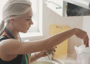 «Η σύζυγός του σταμάτησε να κάνει δουλειές στο σπίτι – Γίνεται όλο και μεγαλύτερη τεμπέλα»