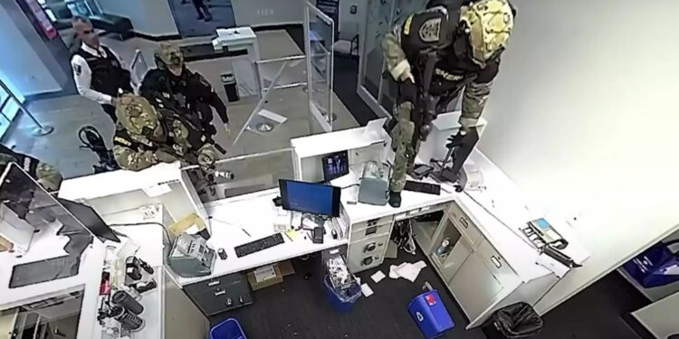 Alldaynews.gr Ελεύθερος σκοπευτής πυροβόλησε ληστή τράπεζας πίσω από δύο ομήρους στη Φλόριντα – Η σφαίρα διαπέρασε οθόνη υπολογιστή