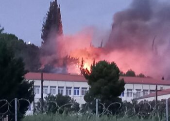 Φωτιά τώρα στην Λιβαδειά: Κοντά σε νοσοκομείο και δεξαμενές προπανίου