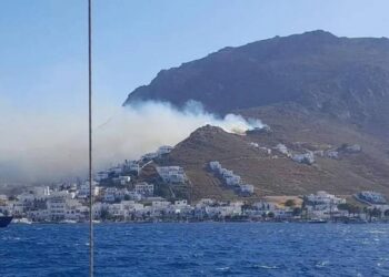 Φωτιά στη Σέριφο: Εντολή απομάκρυνσης από το 112 για δυο περιοχές
