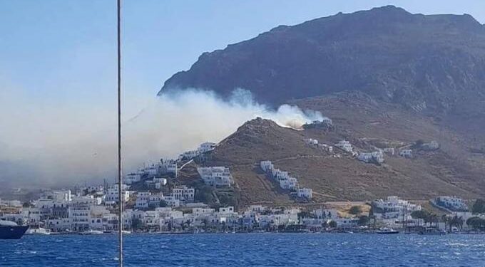 Φωτιά στη Σέριφο: Εντολή απομάκρυνσης από το 112 για δυο περιοχές