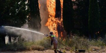 Alldaynews.gr Φωτιά στο Μάτι: Καίει ανάμεσα σε σπίτια – Εστάλη μήνυμα 112