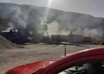 Φωτιά και εκρήξεις σε εργοτάξιο πίσσας στο Αγρίνιο – Ένας νεκρός