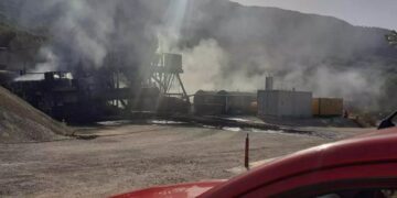 Φωτιά και εκρήξεις σε εργοτάξιο πίσσας στο Αγρίνιο – Ένας νεκρός