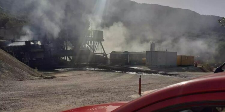 Φωτιά και εκρήξεις σε εργοτάξιο πίσσας στο Αγρίνιο – Ένας νεκρός