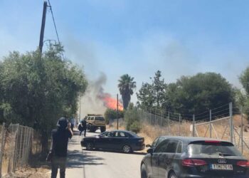 Κάηκαν σπίτια από τη φωτιά στη Βάρης – Κορωπίου – Ριπές ανέμου έως 8 μποφόρ δυσχεραίνουν την κατάσβεση