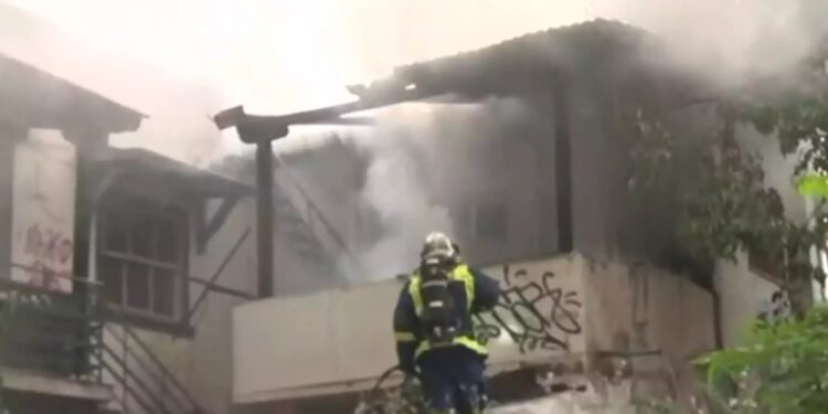 Alldaynews.gr Κτίριο τυλίχτηκε στις φλόγες στο κέντρο της Θεσσαλονίκης