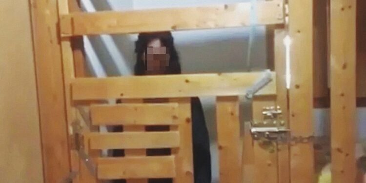 Νέο Κωσταλέξι: 29χρονη ζει σε «κλουβί» εδώ και 7 χρόνια – Οι δικαιολογίες της μητέρας