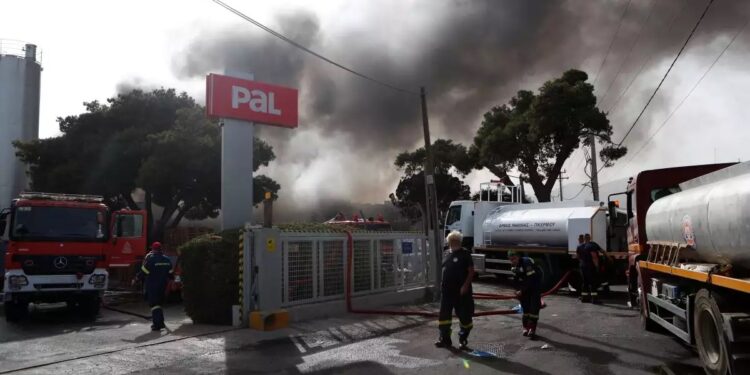 Alldaynews.gr Φωτιά και έκρηξη στο εργοστάσιο PAL στην Κηφισιά – Μήνυμα από το 112 να κλείσουν τα παράθυρα, εικόνες Αποκάλυψης