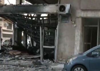 Κάηκε ολοσχερώς η πολυκατοικία: Ζημιές σε όλη τη γειτονιά – Κάηκαν τουλάχιστον 6 αυτοκίνητα