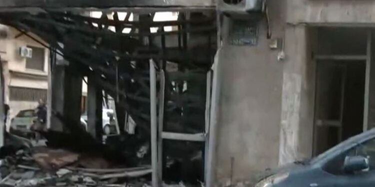 Alldaynews.gr Κάηκε ολοσχερώς η πολυκατοικία: Ζημιές σε όλη τη γειτονιά – Κάηκαν τουλάχιστον 6 αυτοκίνητα