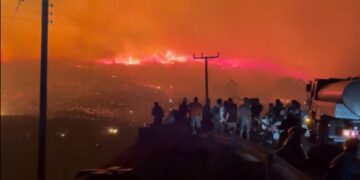 Εφιαλτικό βράδυ στη Σέριφο: Στις φλόγες το νοτιοδυτικό τμήμα του νησιού, ενισχύονται οι δυνάμεις