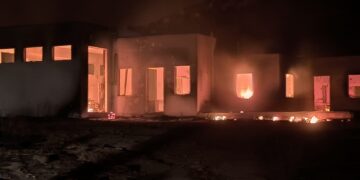 Φωτιά στη Σέριφο: Πύρινο μέτωπο 15 χιλιομέτρων – «Έχουν καεί σπίτια, αποθήκες, εξοχικά, εκκλησίες»