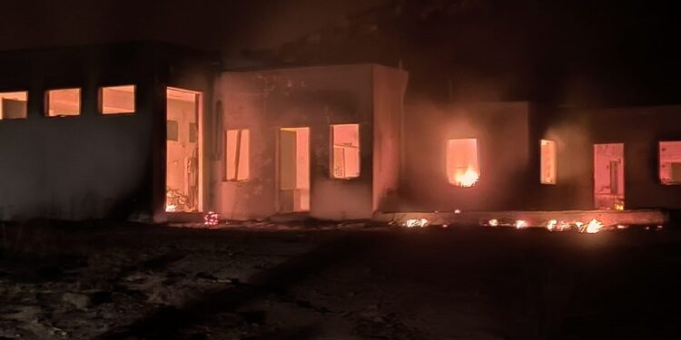 Φωτιά στη Σέριφο: Πύρινο μέτωπο 15 χιλιομέτρων – «Έχουν καεί σπίτια, αποθήκες, εξοχικά, εκκλησίες»