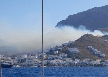 Υπό έλεγχο η φωτιά στη Σέριφο – Κάηκε όλη η νοτιοδυτική πλευρά, έγιναν στάχτη σπίτια, εκκλησίες και αποθήκες