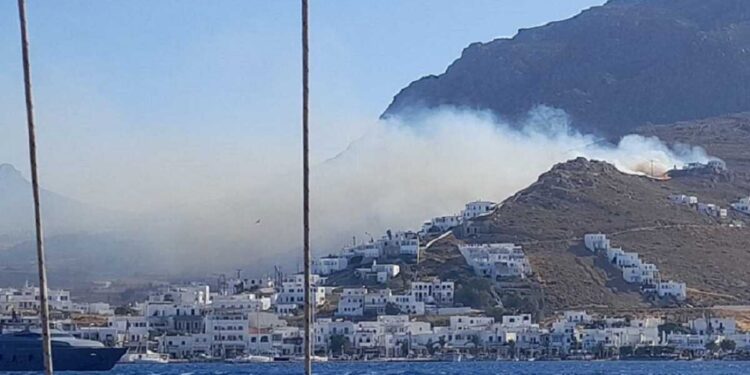 Υπό έλεγχο η φωτιά στη Σέριφο – Κάηκε όλη η νοτιοδυτική πλευρά, έγιναν στάχτη σπίτια, εκκλησίες και αποθήκες