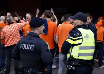 Euro 2024: Αστυνομικοί πυροβόλησαν άνδρα με τσεκούρι και εκρηκτικά (video)