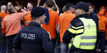 Alldaynews.gr Euro 2024: Αστυνομικοί πυροβόλησαν άνδρα με τσεκούρι και εκρηκτικά (video)