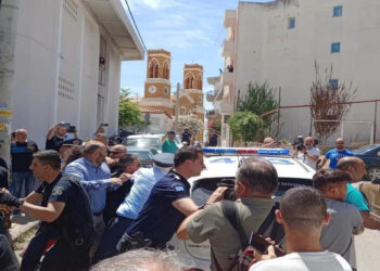 Alldaynews.gr Ζητούν ισόβια: Σπαρακτικές εικόνες έξω από τα δικαστήρια – Με φωτογραφίες της 11χρονης οι συγγενείς της